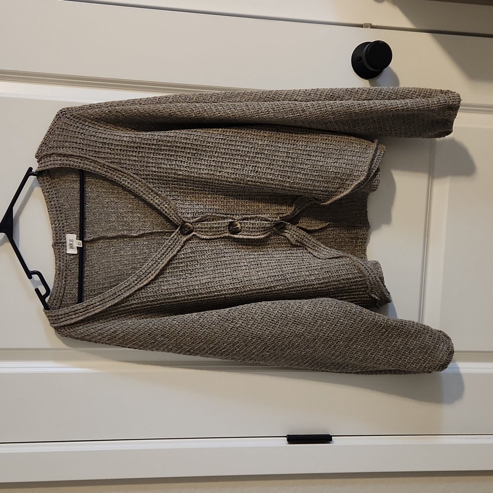 Super cute sweater (buckle)